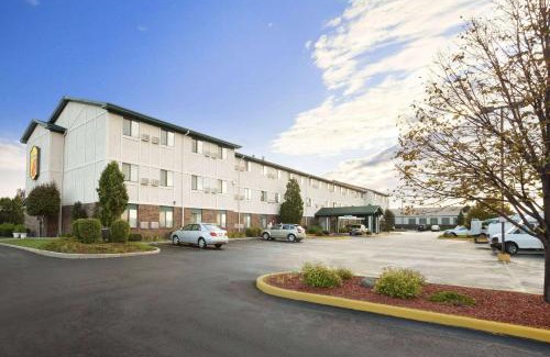 Milwaukee Hotel | Super 8 by Wyndham Milwaukee Airport