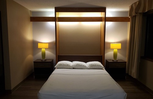 Milwaukee Hotel | Super 8 by Wyndham Milwaukee Airport