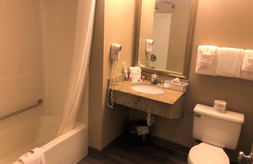 Milwaukee Hotel | Super 8 by Wyndham Milwaukee Airport
