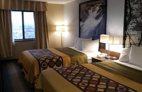 Milwaukee Hotel | Super 8 by Wyndham Milwaukee Airport