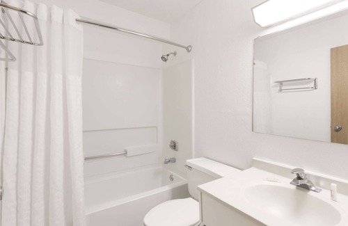 Mundelein Hotel | Super 8 by Wyndham Mundelein/Libertyville Area