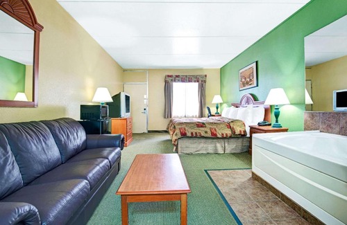 Nashville Hotel | Super 8 by Wyndham Nashville Near Downtown/I-40