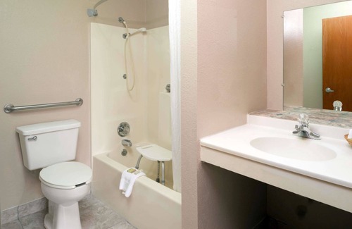South Central Omaha Hotel | Super 8 by Wyndham Omaha NE