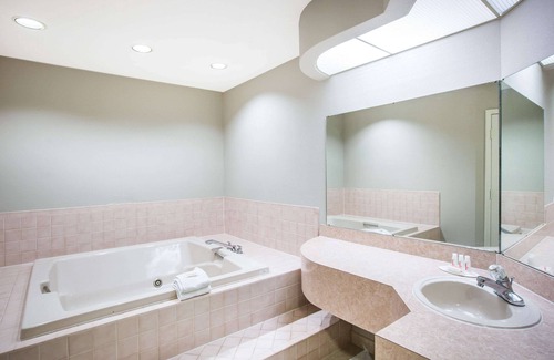 Oxford Hotel | Super 8 by Wyndham Oxford
