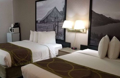 Pincher Creek Hotel | Super 8 by Wyndham Pincher Creek AB