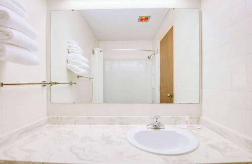 Port Clinton Hotel | Super 8 by Wyndham Port Clinton