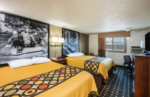Pueblo Hotel | Super 8 by Wyndham Pueblo