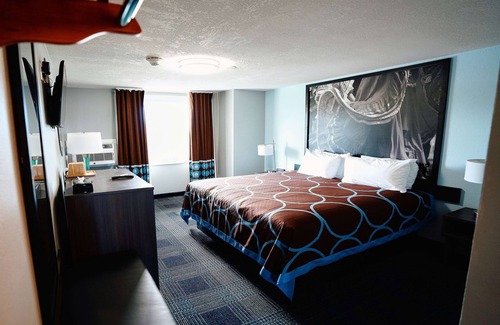 Pueblo Hotel | Super 8 by Wyndham Pueblo