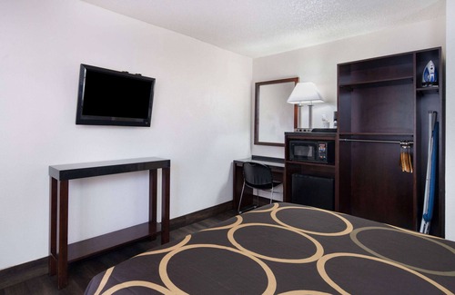 Mission Valley West Hotel | Super 8 by Wyndham San Diego Hotel Circle