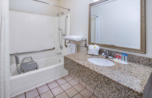 Mission Valley West Hotel | Super 8 by Wyndham San Diego Hotel Circle