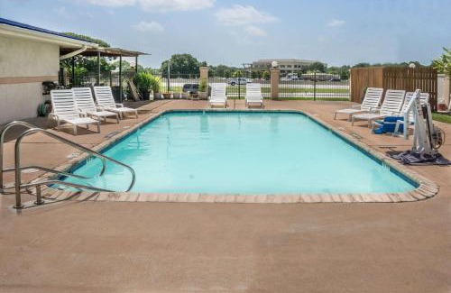 San Marcos Hotel | Super 8 by Wyndham San Marcos