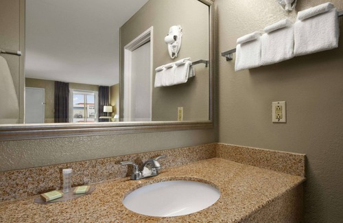 Tupelo Hotel | Super 8 by Wyndham Tupelo Airport