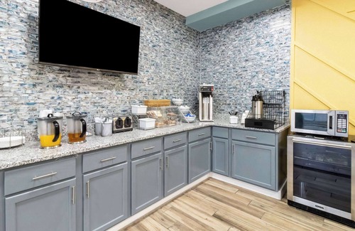 Vandalia Hotel | Super 8 by Wyndham Vandalia/Dayton International Airport