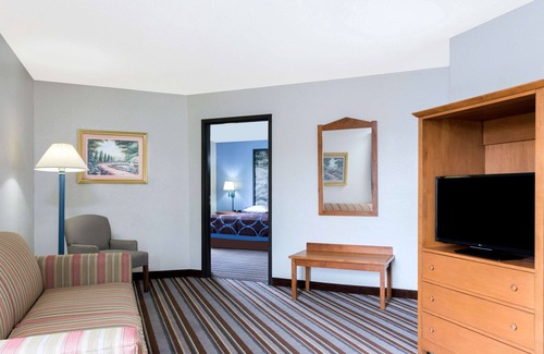 Wisconsin Dells Hotel | Super 8 by Wyndham Wisconsin Dells