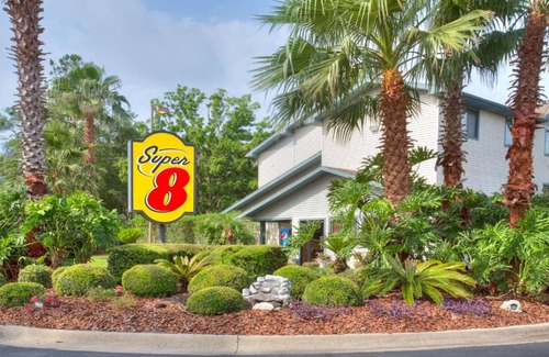 Gainesville Hotel | Super-8-Gainesville-I-75-Hospital-University-Area