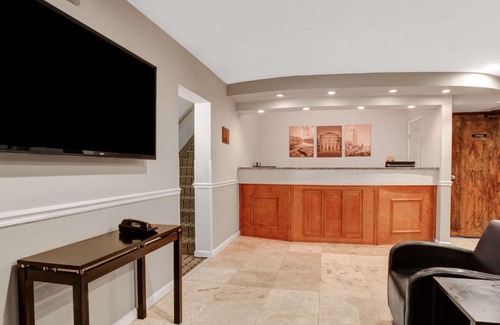 Gainesville Hotel | Super-8-Gainesville-I-75-Hospital-University-Area