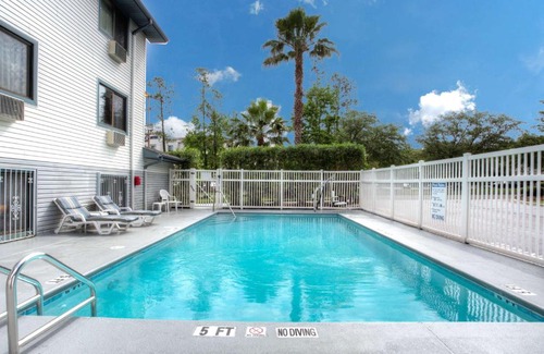 Gainesville Hotel | Super-8-Gainesville-I-75-Hospital-University-Area