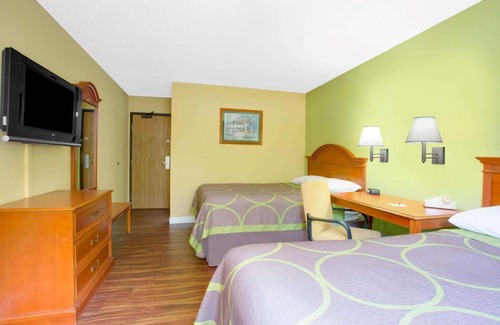Gainesville Hotel | Super-8-Gainesville-I-75-Hospital-University-Area