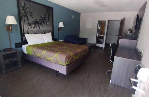 Dania Beach Hotel | Super 8 Motel by Wyndham near Fort Lauderdale Arpt