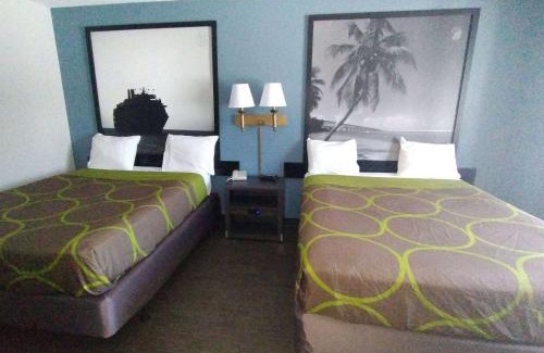 Dania Beach Hotel | Super 8 Motel by Wyndham near Fort Lauderdale Arpt