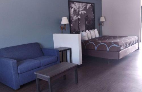 Dania Beach Hotel | Super 8 Motel by Wyndham near Fort Lauderdale Arpt