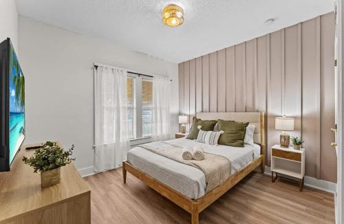 Historic Downtown Kissimmee House | SUPER BOHO - LAKE TOHO FISHiNG WATER FRONTs
