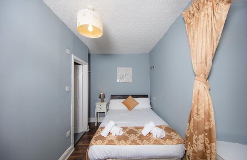 Tollcross Apartment | Super Central 4bedroom Apartment at the Meadows
