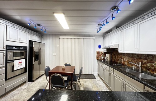 North Decatur House | Super Clean! 5 minutes to Emory University! 2 minutes to Park! North Decatur!