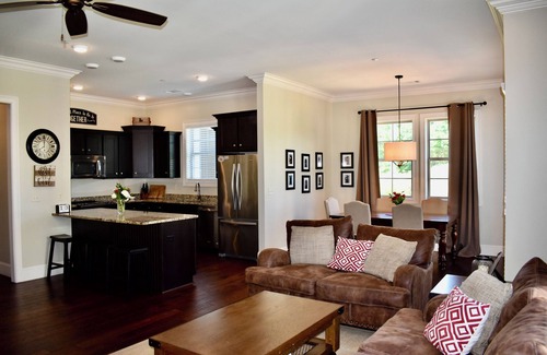Country Club House | Super Clean Luxury Townhome in The Country Club Area-Minutes to Square & Campus!