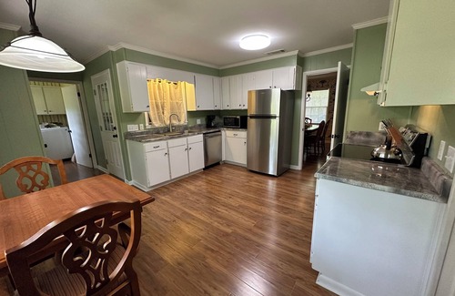 Statesboro House | SUPER CLEAN , Spacious split level house sleeps 8 in the Heart of Statesboro