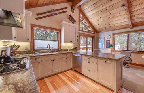 Talmont Cabin | Super Clean - Tahoe Park Access!