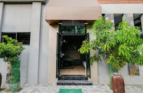Indore Hotel | Super Collection O Indore Near Omax City 1