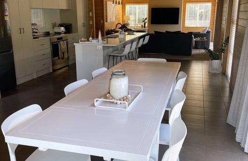 Omaha House | Super comfortable 4 bedroom 2 bathroom holiday home close to beach and cafe.