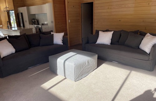 Omaha House | Super comfortable 4 bedroom 2 bathroom holiday home close to beach and cafe.