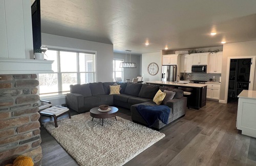 De Pere House | SUPER convenient 3-Bedroom House: Close to Lambeau Field, Airport, Restaurants