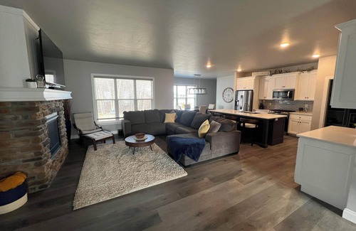 De Pere House | SUPER convenient 3-Bedroom House: Close to Lambeau Field, Airport, Restaurants