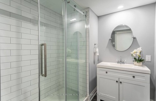 Burlington House | Super convenient Burlington home