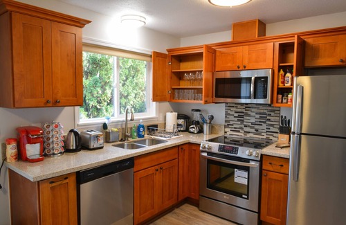 Cedar Hills Apartment | SUPER Convenient West Side Location with 3BR 2BATH