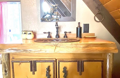 Upper Moonridge Ski Chalet | Super Cozy 'Chalet Edelweiss' A-Frame Swiss Chalet w/Netflix + Pet friendly🐶