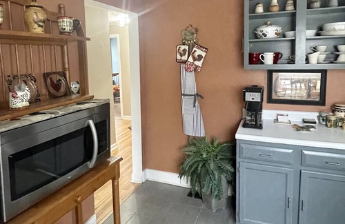 Jefferson City House | SUPER COZY FARMHOUSE STYLE HOME - STEPS AWAY FROM CARSON NEWMAN