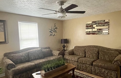 Jefferson City House | SUPER COZY FARMHOUSE STYLE HOME - STEPS AWAY FROM CARSON NEWMAN