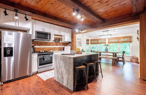Cumming Cabin | Super Cozy,Rustic 2bd/2ba/10 cleaning fee