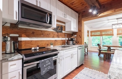 Cumming Cabin | Super Cozy,Rustic 2bd/2ba/10 cleaning fee