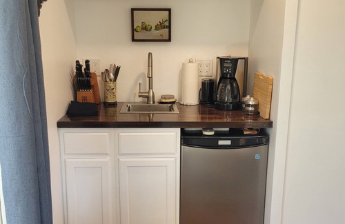 Calabasas Apartment | Super Cute Guest Apartment with Private Entrance, Yard and Mountain Views.