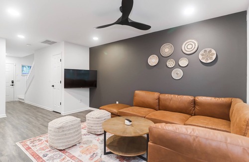 Charleston House | Super cute townhome close to all the best Charleston has to offer!