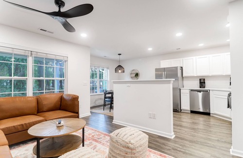Charleston House | Super cute townhome close to all the best Charleston has to offer!
