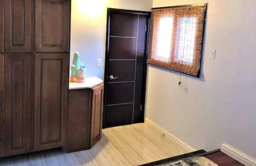 Eastern Honolulu House | Super Deal-Luxury 7BR Appx. 3000sf Home Minutes to Water!
