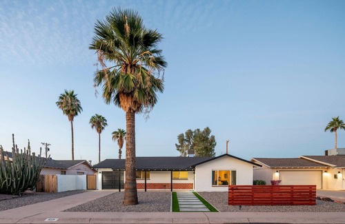 Scottsdale Country Acres House | Super Fun Home in Heart of Old Town , Clean, Pool, Games, Awesome Backyard!
