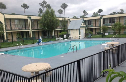 Milledgeville Hotel | Super Inn and Suites Milledgeville