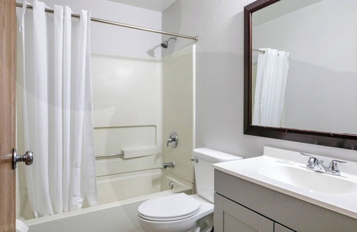 Lansing Hotel | Super Inn by OYO Lansing MI